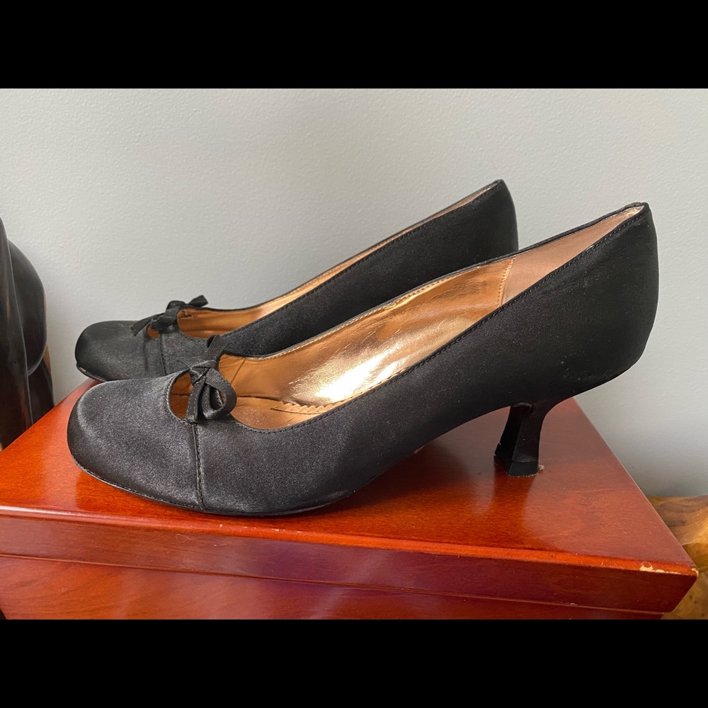 Steve Madden Satin Pumps 6.5, never worn